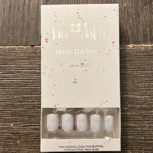Brand new short nail dashes